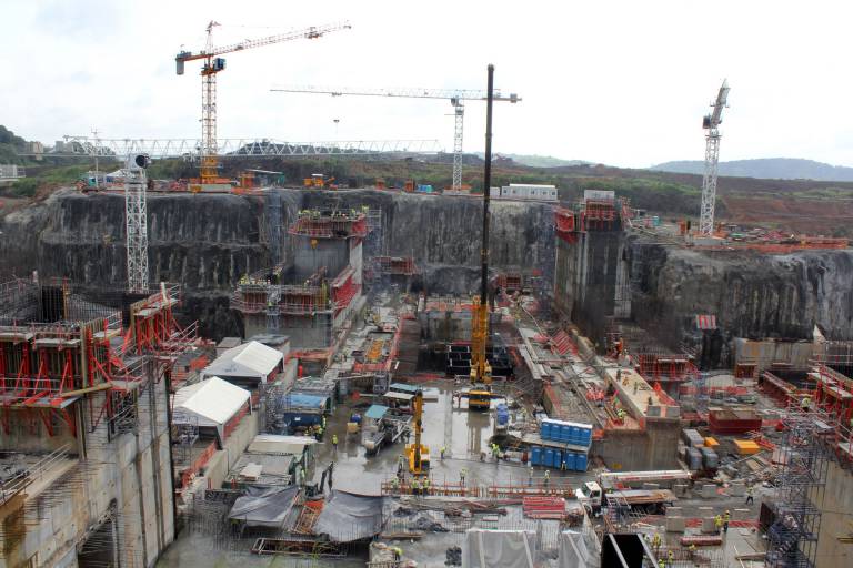 Kontrolle über den Hinterhof - latinomedia